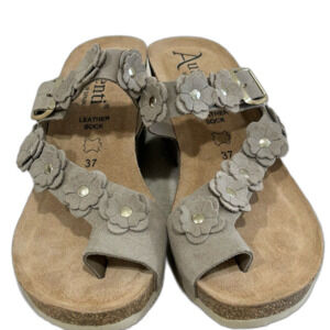 Autenti Toe Sandals Women's Size 37 US 6.5 Tan Spain Suede Leather Floral Wedge
